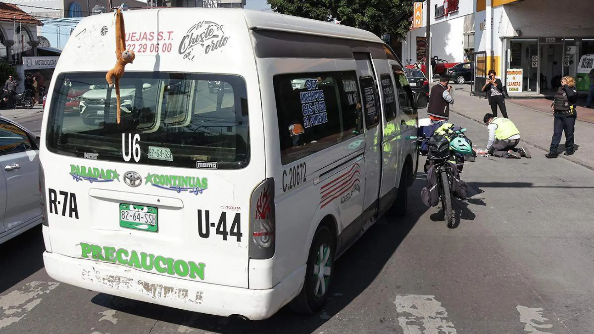 Un peatón que, al parecer, cruzó una calle cuando iba hablando por teléfono celular, fue atropellado por una unidad del transporte público en la colonia Benito Juárez